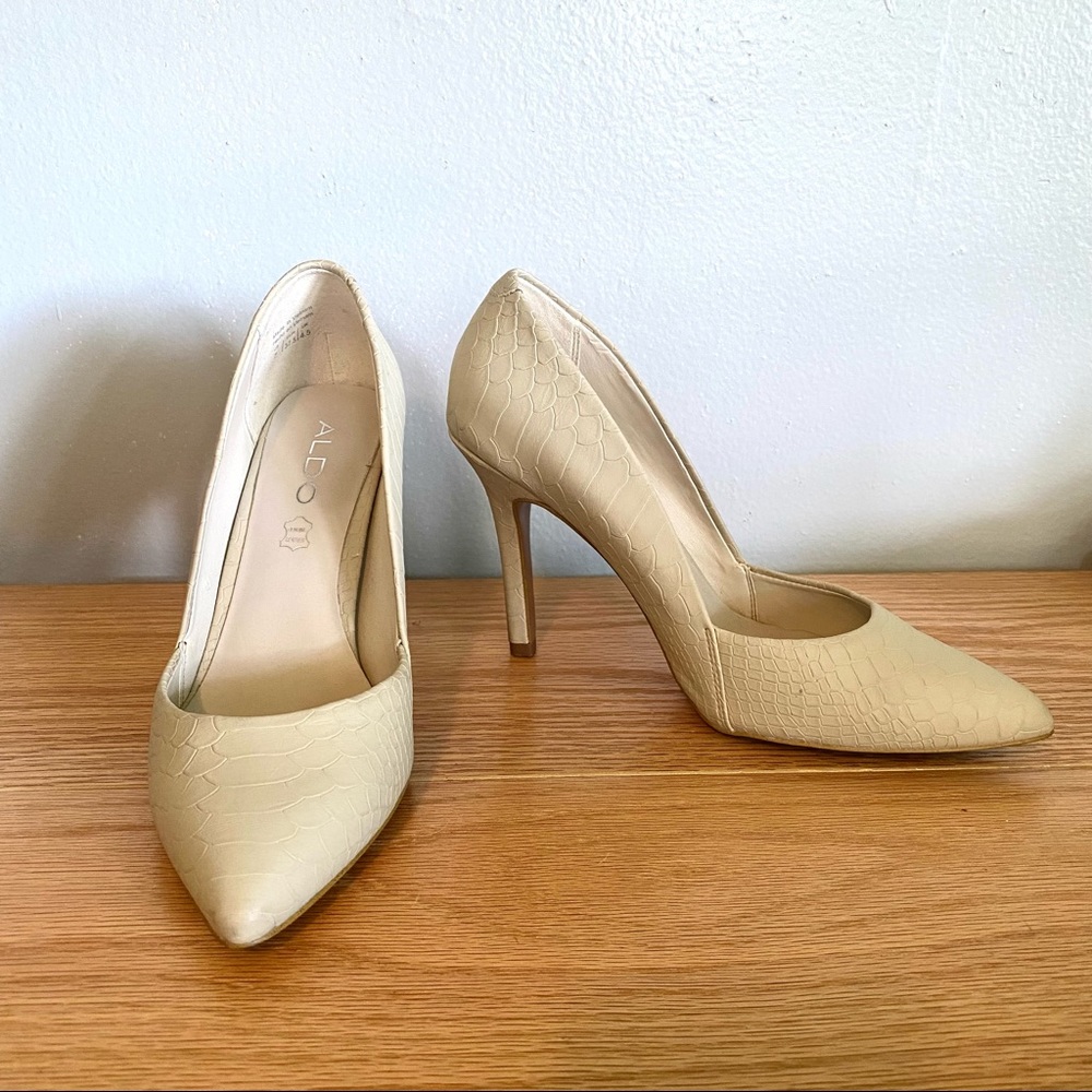 Cream Colored Aldo Snake Skin Pumps. Size 7